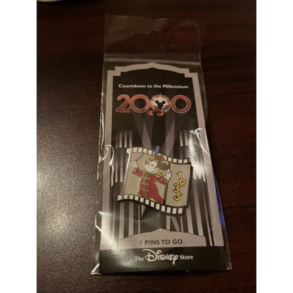 Disney Countdown To The Millennium Mickey Mouse Through The Years 1935 #6‎ Pin - Picture 1 of 4